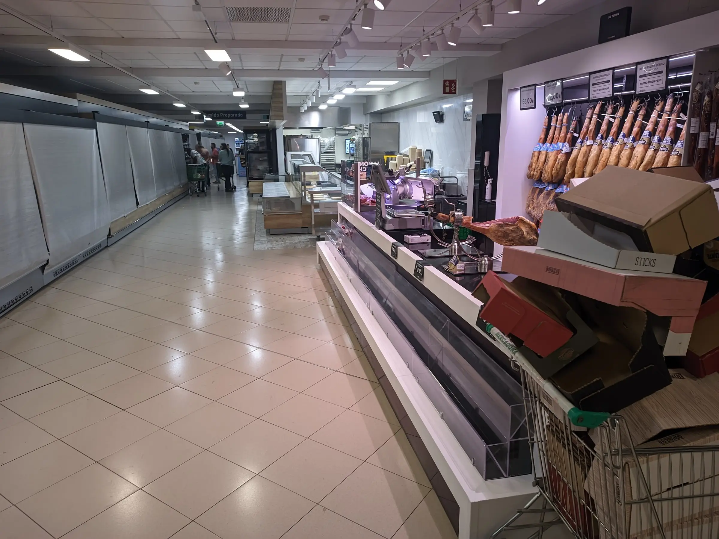 Pasillo de un supermercado con los estantes vacíos durante el apagón