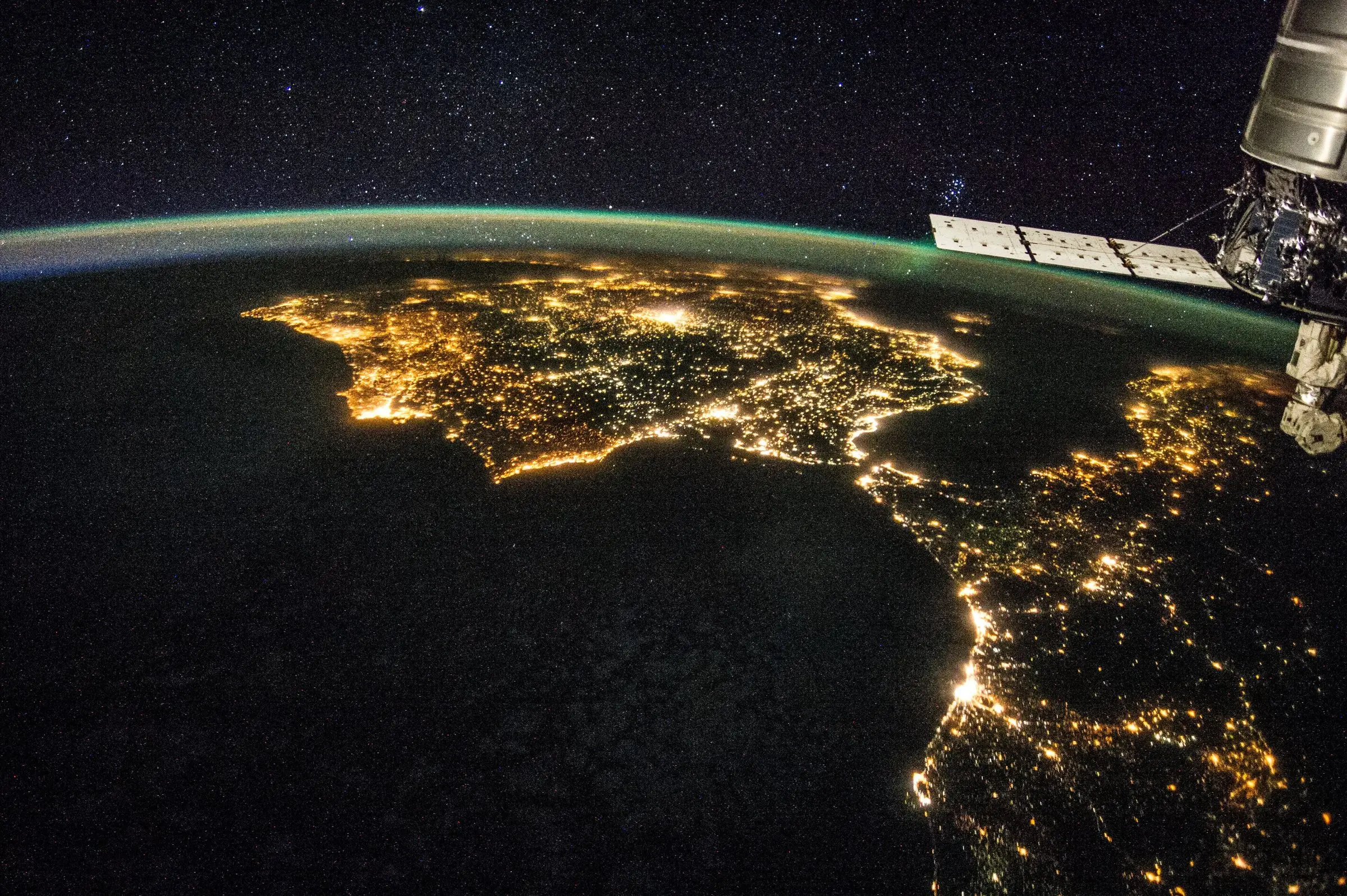 La península ibérica iluminada de noche, vista desde la Estación Espacial Internacional
