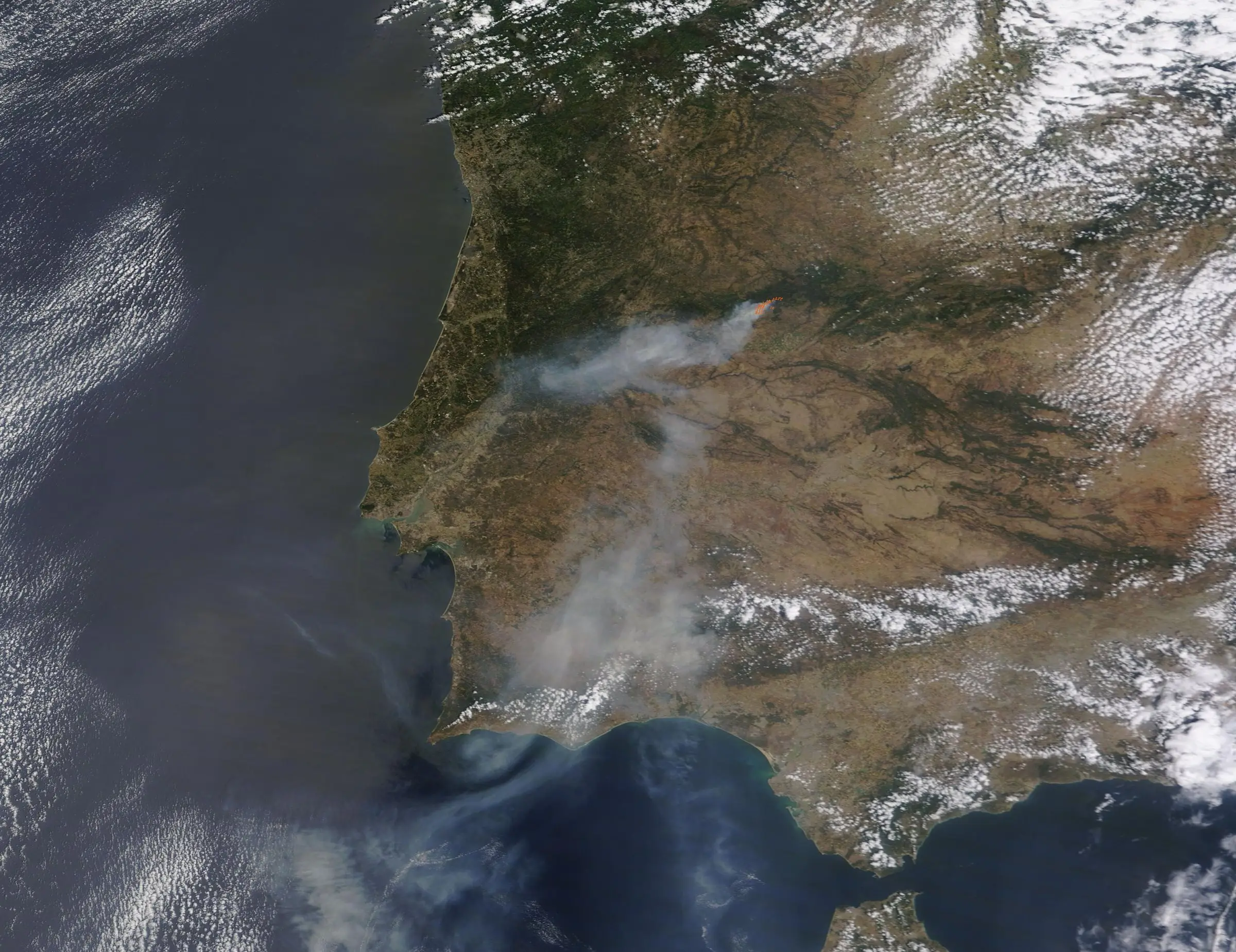 Columna de humo de un gran incendio forestal en el oeste de España vista desde el espacio